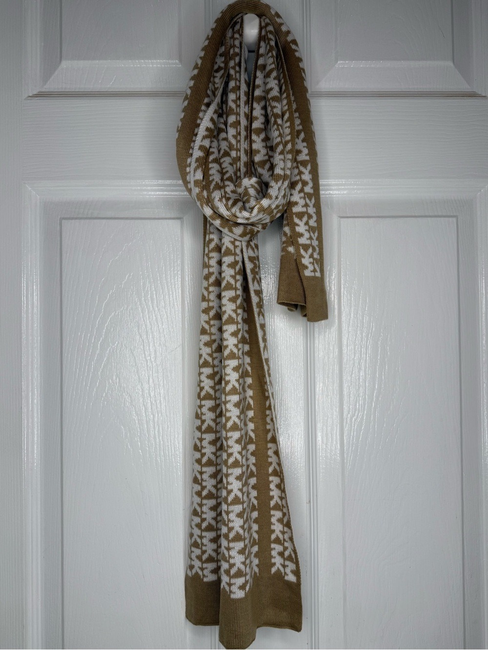MICHAEL KORS REVERSIBLE MONOGRAM KNIT SCARF - Picture 4 of 10